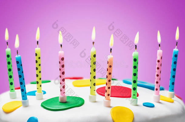 在生日蛋糕上点蜡烛