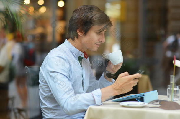 年轻时尚男士/时尚达人在城市咖啡厅喝浓缩咖啡
