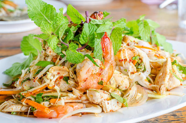 泰式辣沙拉配鸡肉、虾、鱼和蔬菜