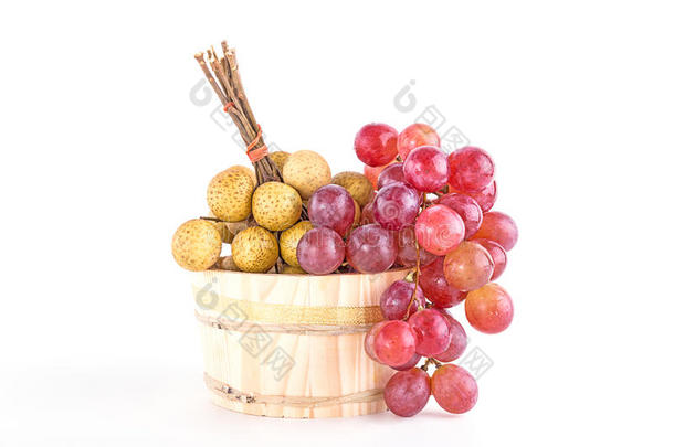 古朴木桶里的龙眼和红葡萄