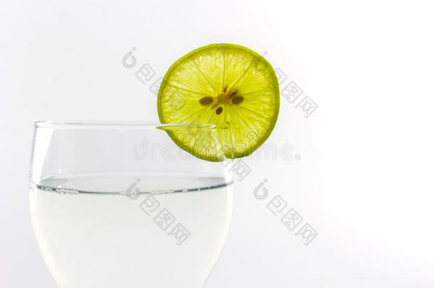 美味的柠檬汁在玻璃和柠檬片中。