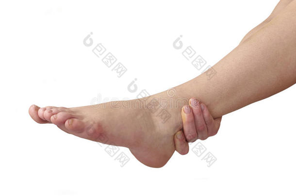 脚踝剧痛。手牵着手的女人脚踝疼痛。