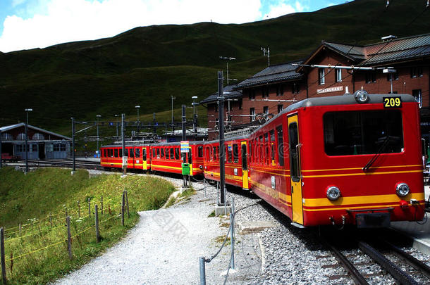 瑞士阿尔卑斯山火车-著名的黄红色瑞士阿尔卑斯山