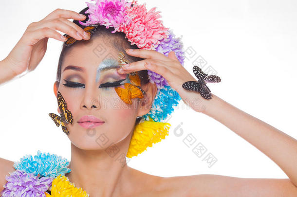 亚洲美女，彩妆鲜艳，鲜花和蝴蝶