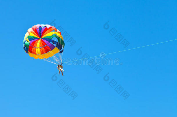 人们在蓝天上跳伞