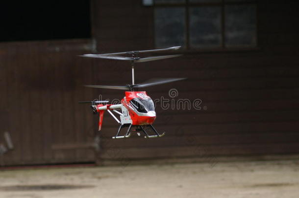飞行中的遥控玩具直升机