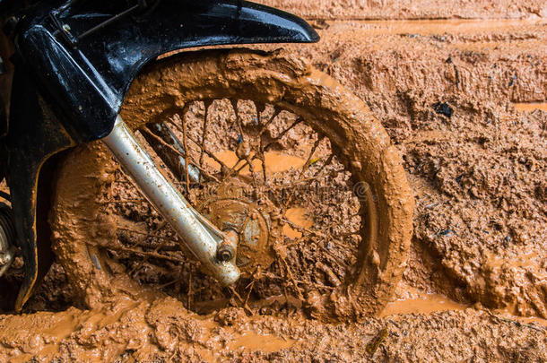 <strong>车</strong>轮在泥土中的特写镜头。