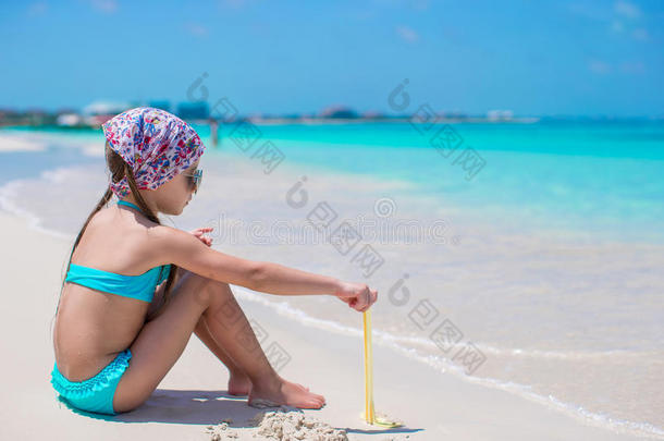 暑假在海边的小女孩