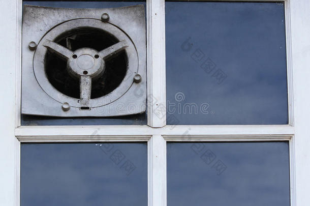旧的<strong>电风扇</strong>或窗户上的通风机