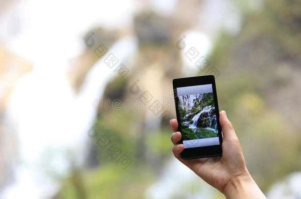 女游客手持智能手机拍照