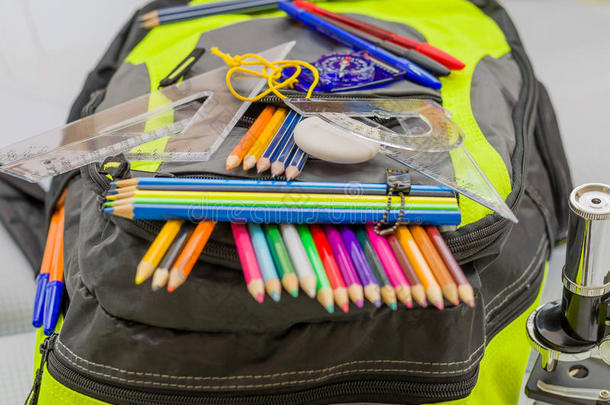 书包，背包，铅笔，钢笔，橡皮擦，学校，假日，尺子，知识，书籍