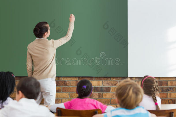 学生们在黑板前听老师讲课