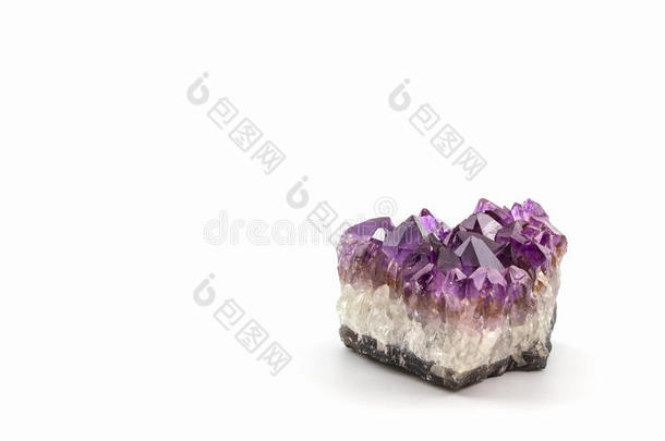 水晶石，紫色粗糙的紫水晶。