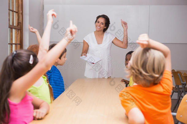 可爱的学生在课堂上举手