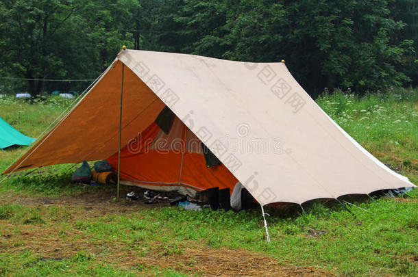 草坪上的童子军营地里的露营帐篷