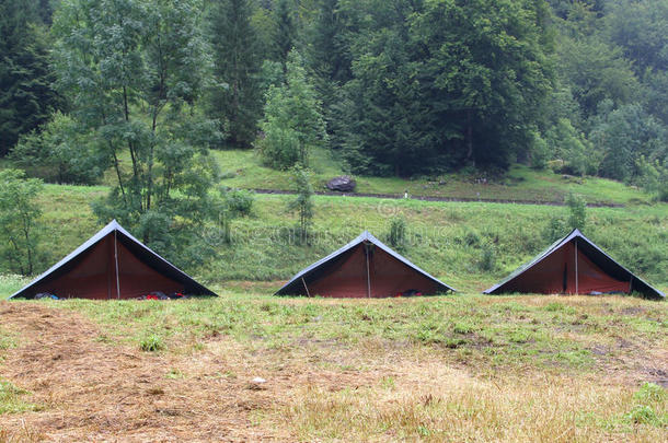 在山上草坪上的童子军营地露营