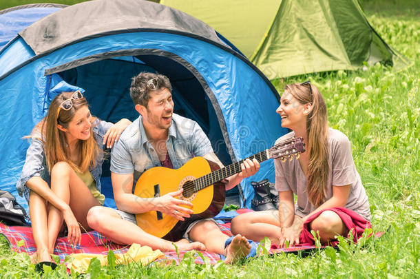 一群最好的朋友在户外唱歌和露营