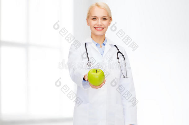带着<strong>青苹果</strong>微笑的女医生