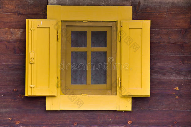 木墙上的黄色窗户