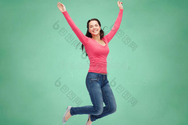 微笑的年轻女子在空中跳跃