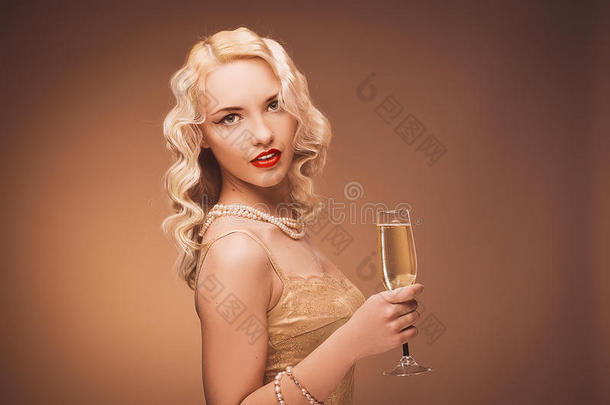 一个拿着香槟的女孩的复古画像。