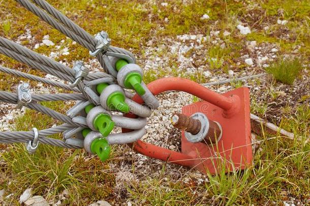 在绿化场吊带和废料，用螺丝固定的铁绞索、弹簧钩和索环固定在地上。