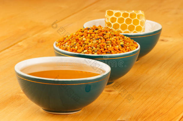 蜂蜜，蜂巢和花粉在碗里