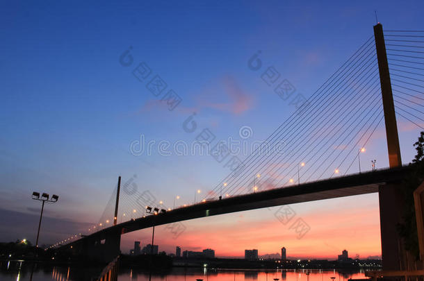 曼谷黎明前的拉马九号桥