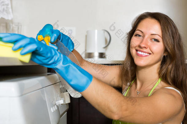 家庭主妇清洗洗衣机