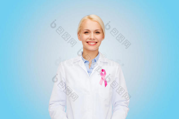 微笑的女医生带着癌症意识丝带