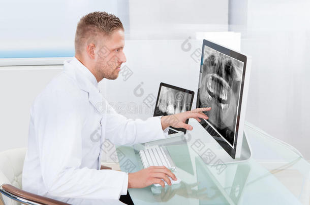 医生或放射科医生在网上看x光片