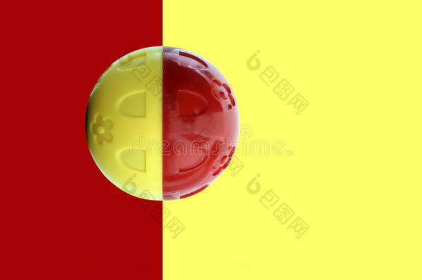 红色和黄色背景的玩具球