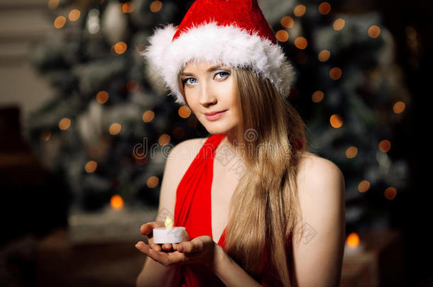 圣诞树旁的年轻美女微笑的圣诞老人。时尚<strong>奢华</strong>女孩庆祝新年。美丽<strong>奢华</strong>时尚b