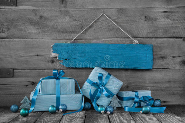 背景：圣诞代金券或带蓝绿色礼物的优惠券。