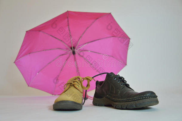 白色背景的粉色和黑色的雨伞-爱。秋天的心情。一年中的季节。