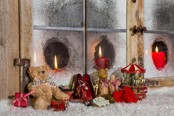 <strong>圣诞橱窗</strong>装饰：蜡烛与老人玩具。