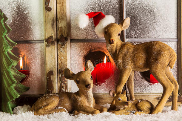 <strong>圣诞橱窗</strong>装饰：鹿家族用红色蜡烛。