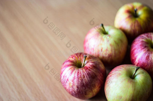 木桌上的5个红苹果