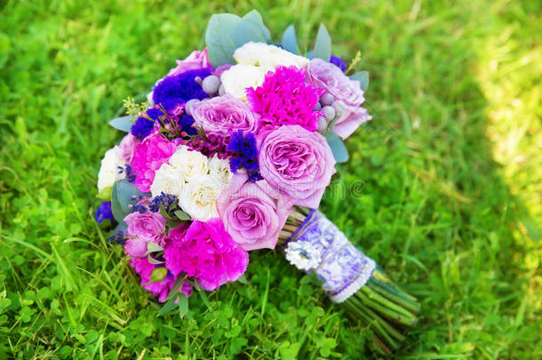 婚礼用紫色玫瑰束。植物区系组成