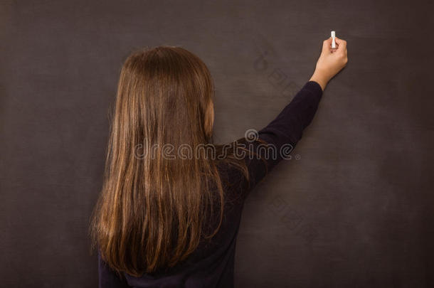 可爱的小学生<strong>在黑板上写字</strong>