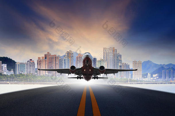 喷气式飞机从城市机场跑道起飞，用于航空运输和商业货运物流业