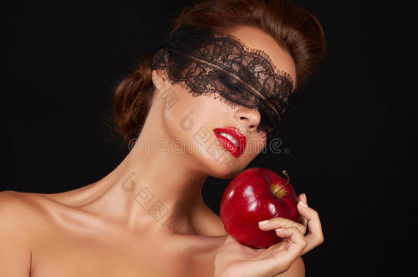 美丽的黑发女人用蕾丝吃红苹果健康食品，美味的食物，有机饮食，微笑健康，<strong>博</strong>爱
