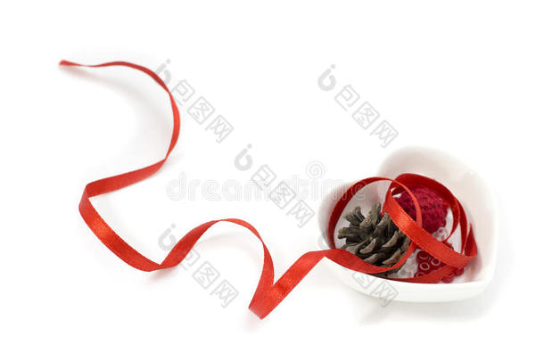 爱形丝带艺术图片配红丝带，心形小碗和装饰品