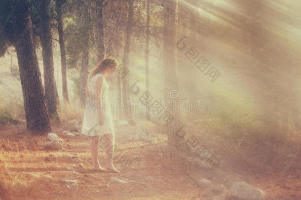 年轻女子站在<strong>森林</strong>里的超现实照片。图像有纹理和色调。<strong>梦幻</strong>般的概念。
