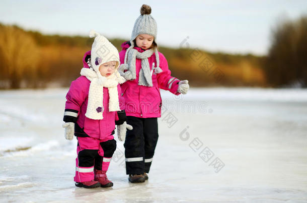 两个小妹妹在雪天玩得很开心