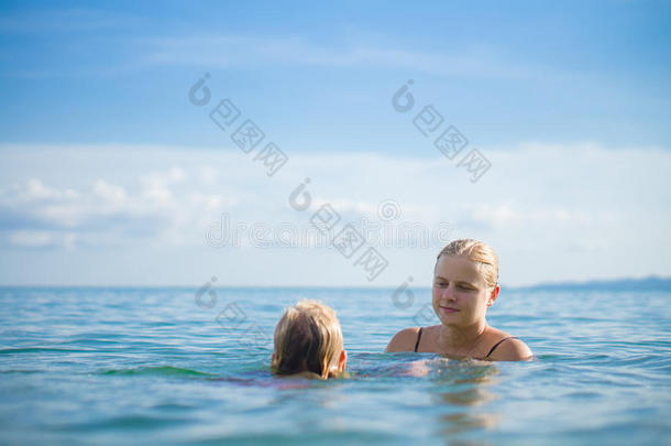 年轻的母女俩在热带海洋的小岛上畅游