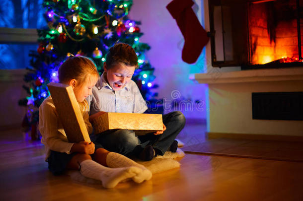 <strong>圣诞夜</strong>在家的孩子们打开礼物