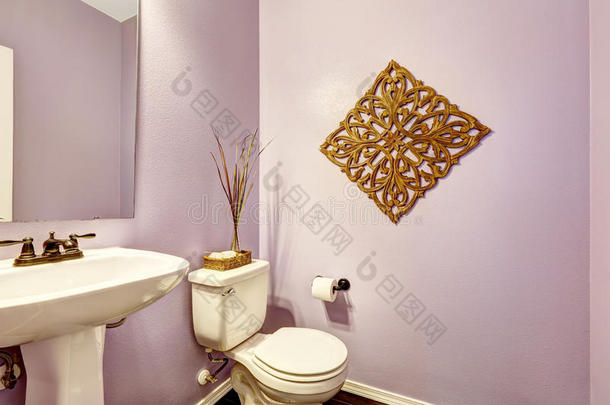 <strong>浅</strong>紫色浴室，带白色洗脸台
