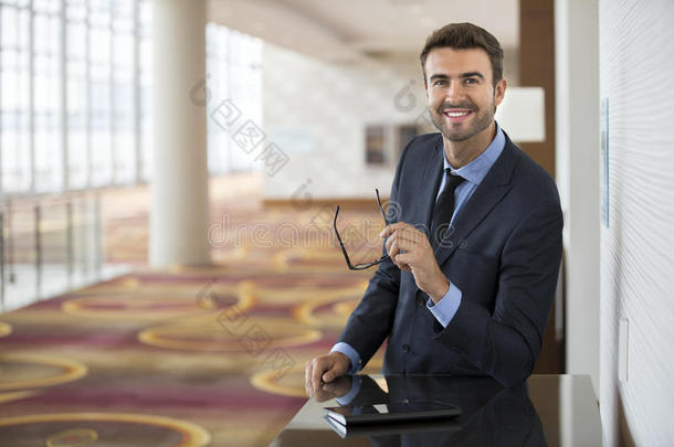 喜笑颜开的商务人士在酒店的行政画像