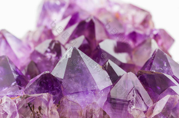 水晶石，紫色粗糙的紫水晶。